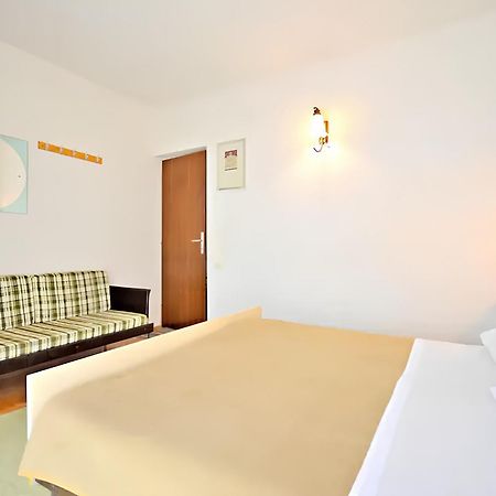 Apartment Bozikovic - Jelsa - Vitarnja Екстер'єр фото