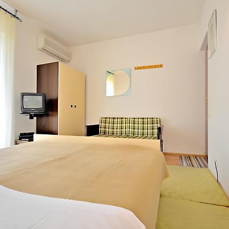 Apartment Bozikovic - Jelsa - Vitarnja Екстер'єр фото