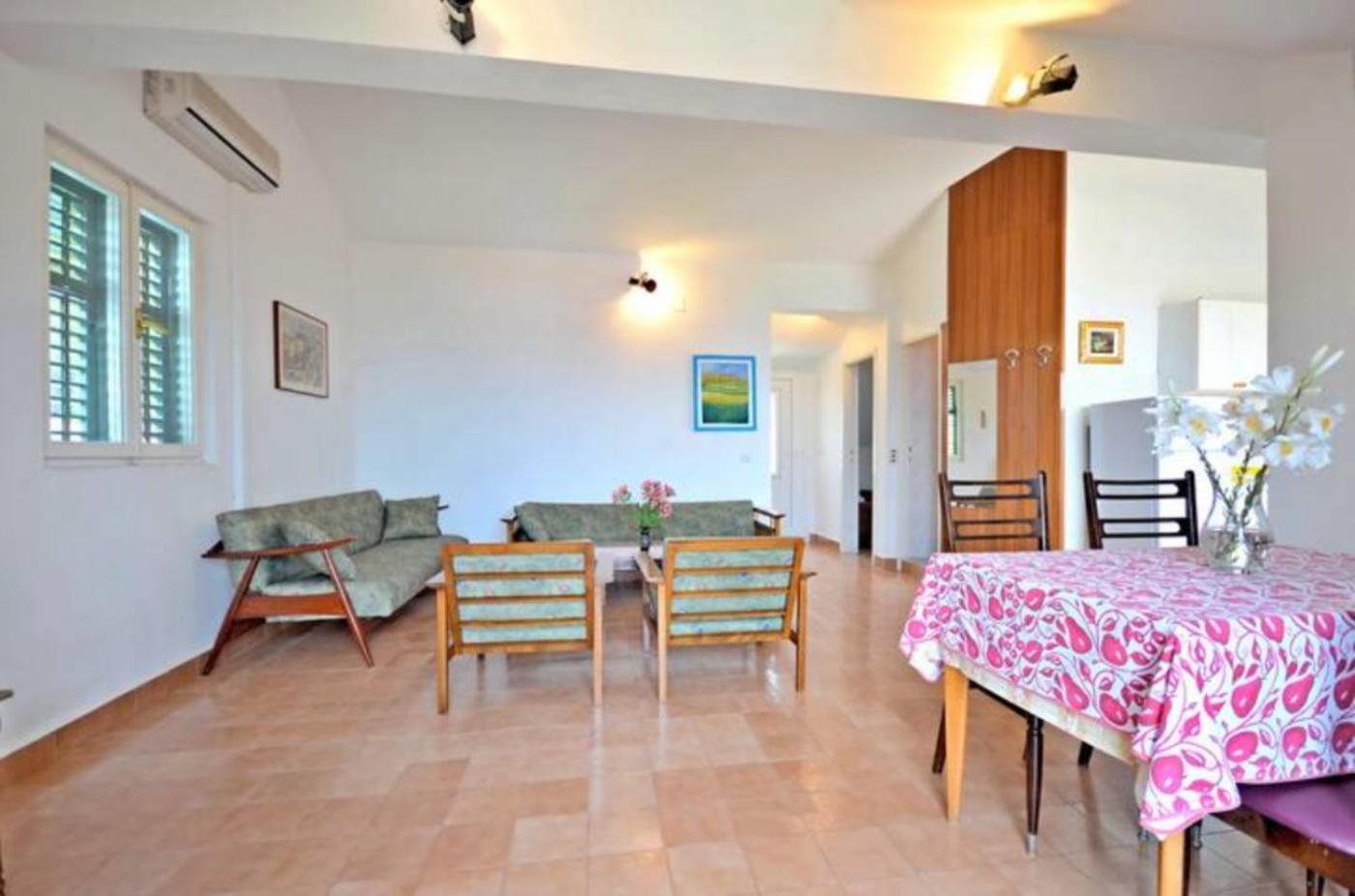 Apartment Bozikovic - Jelsa - Vitarnja Екстер'єр фото