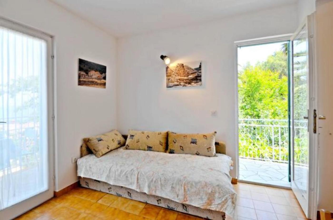 Apartment Bozikovic - Jelsa - Vitarnja Екстер'єр фото